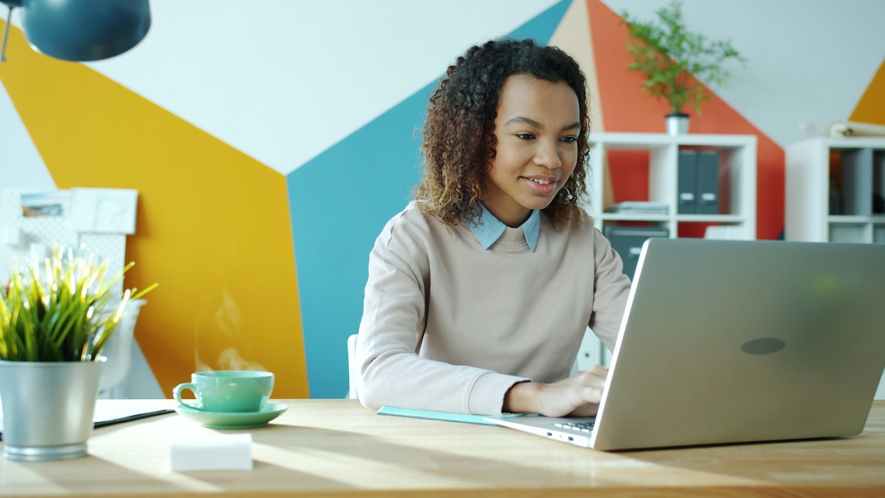 Business owner using Helplexa